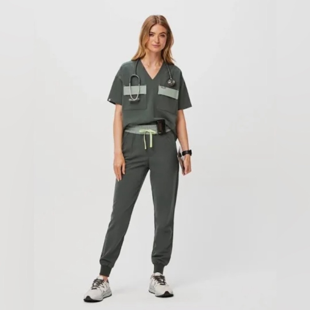 FIGS Bonsai Bello Cargo Scrub Top - Size S